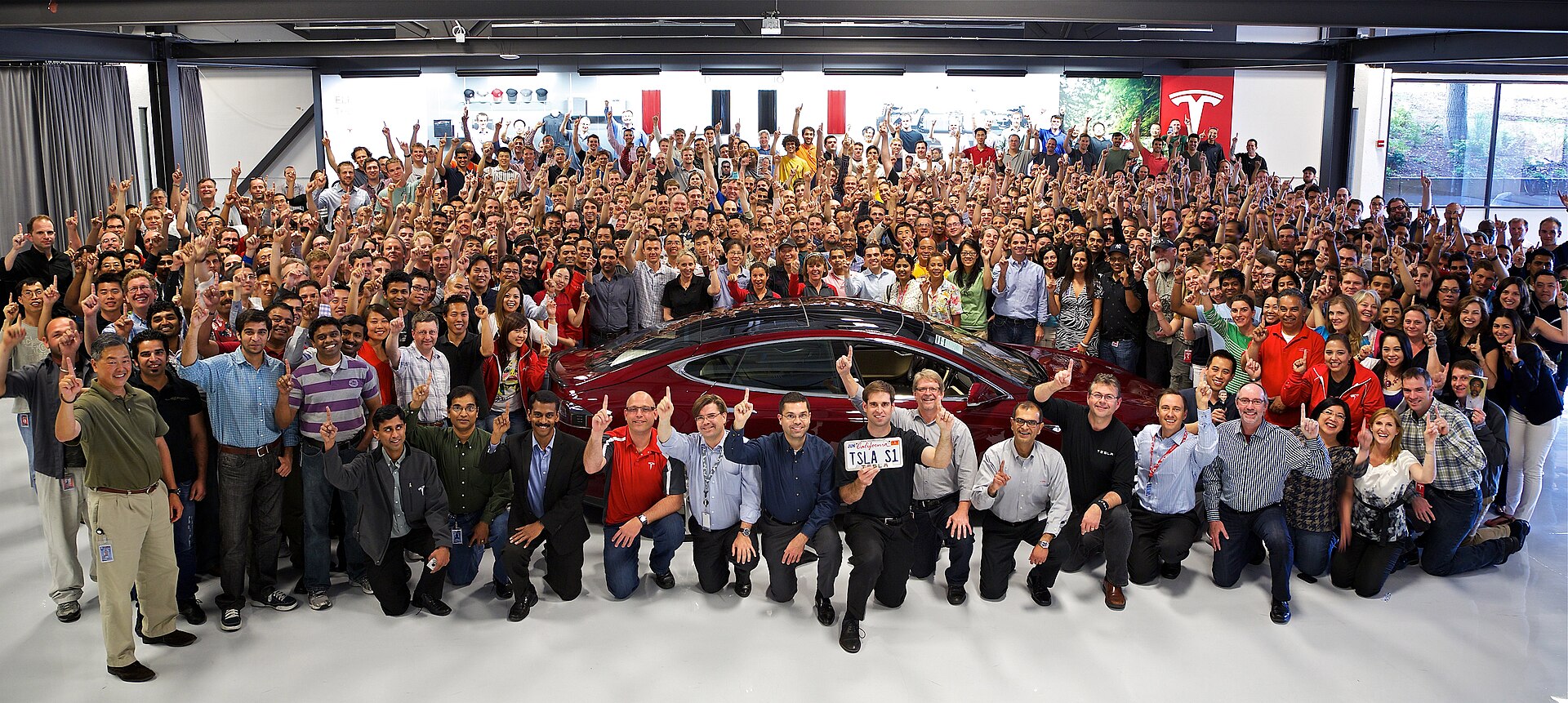 2012-06-01-tesla-headquarters-group-photo-s1
